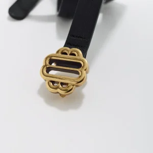 Cinturón fino de piel negra