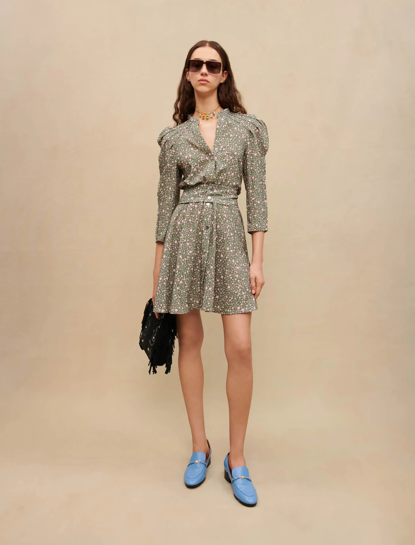 Vestido corto con mangas voluminosas