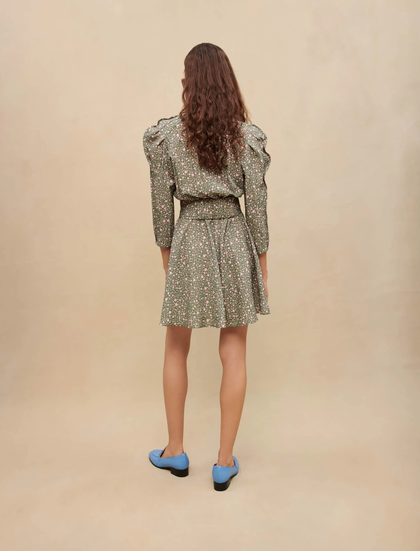 Vestido corto con mangas voluminosas - Imagen 4