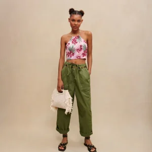 Top corto de lentejuelas con hibisco