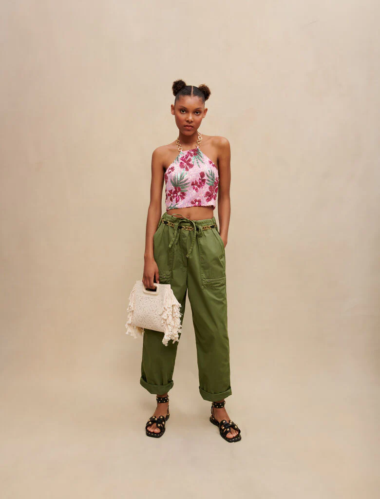 Top corto de lentejuelas con hibisco