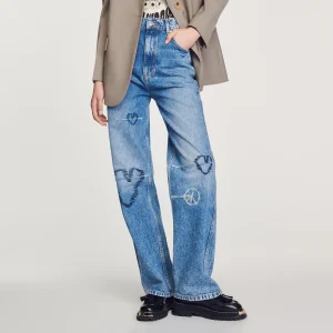 Vaquero recto con bordados de corazones