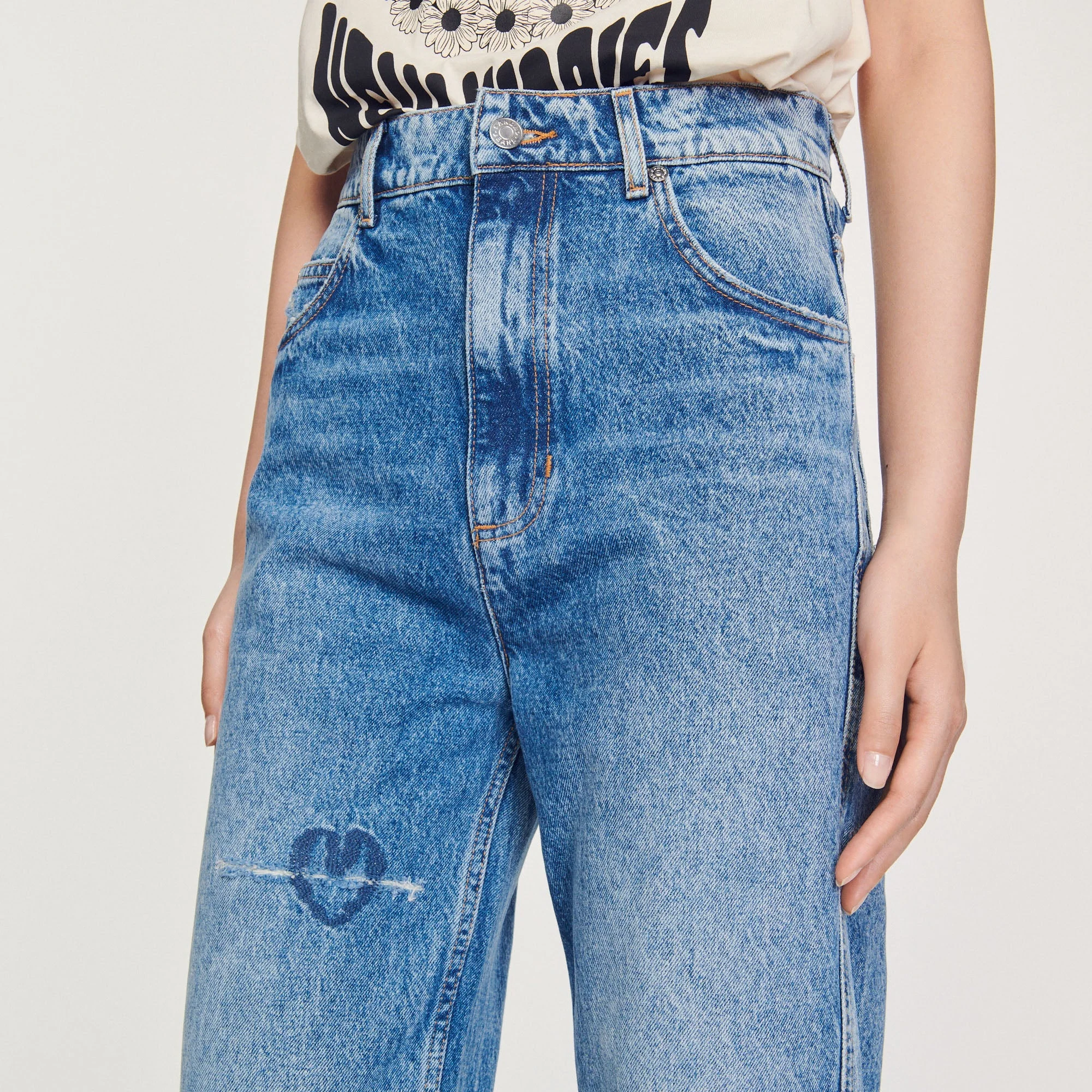 Vaquero recto con bordados de corazones - Imagen 3