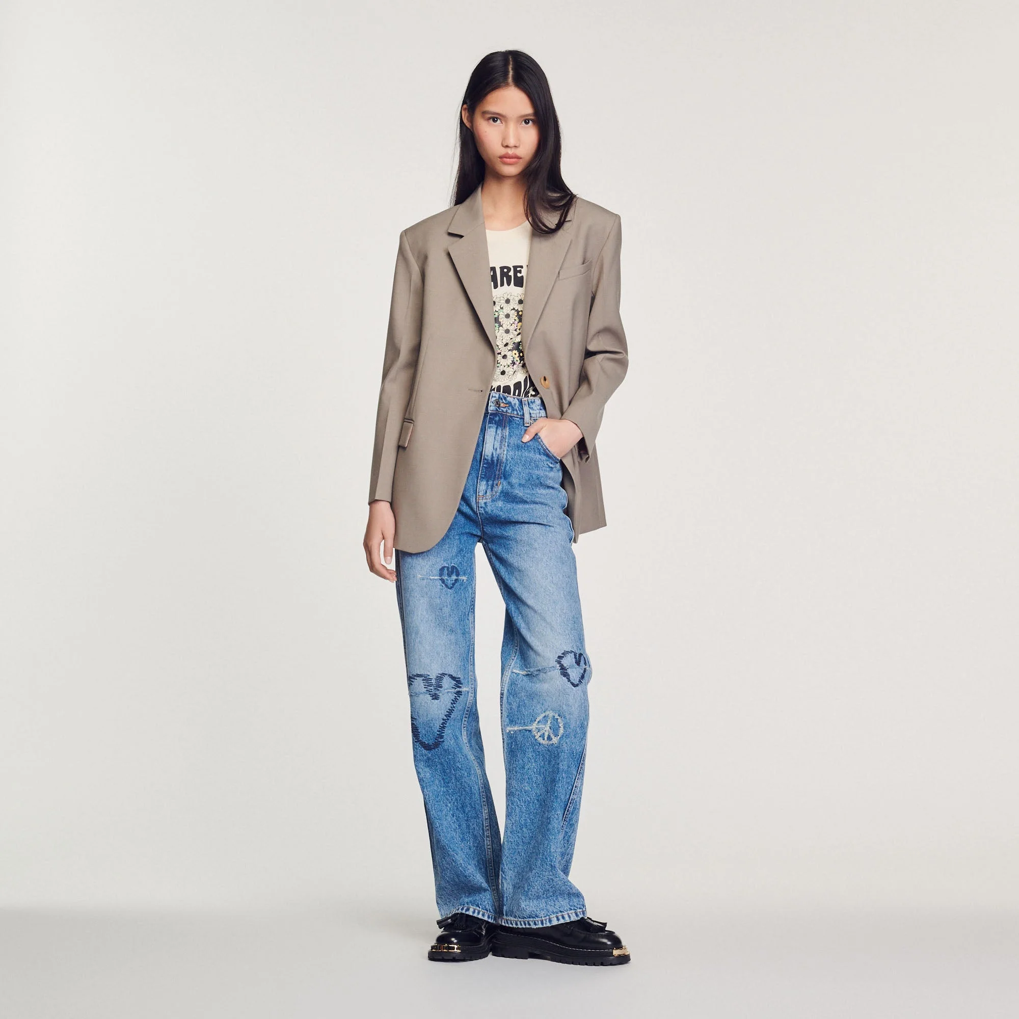 Vaquero recto con bordados de corazones - Imagen 4