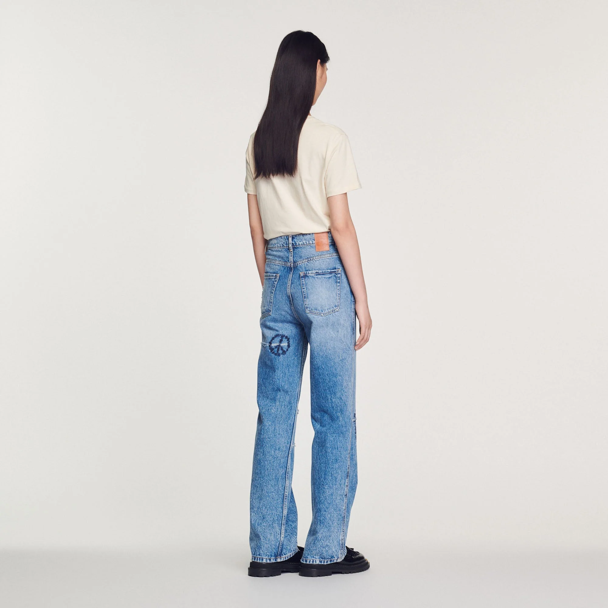 Vaquero recto con bordados de corazones - Imagen 5