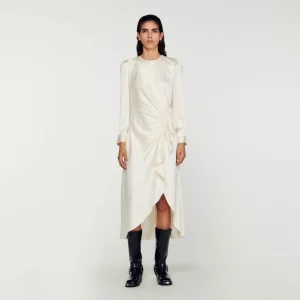 Vestido satinado con volantes