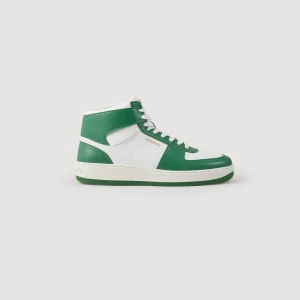 Sneakers altas de pie