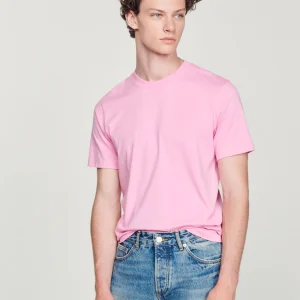 Camiseta con logotipo bordado